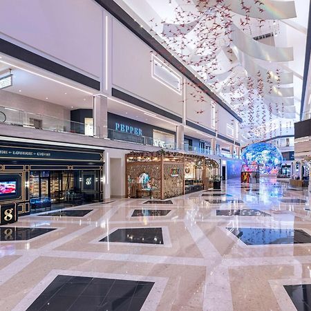Conrad Las Vegas At Resorts World Eksteriør billede The shopping mall