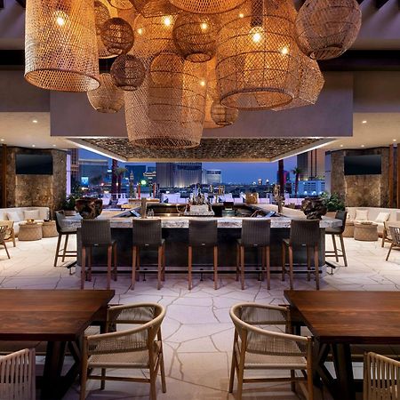 Conrad Las Vegas At Resorts World Eksteriør billede The bar at the rooftop lounge