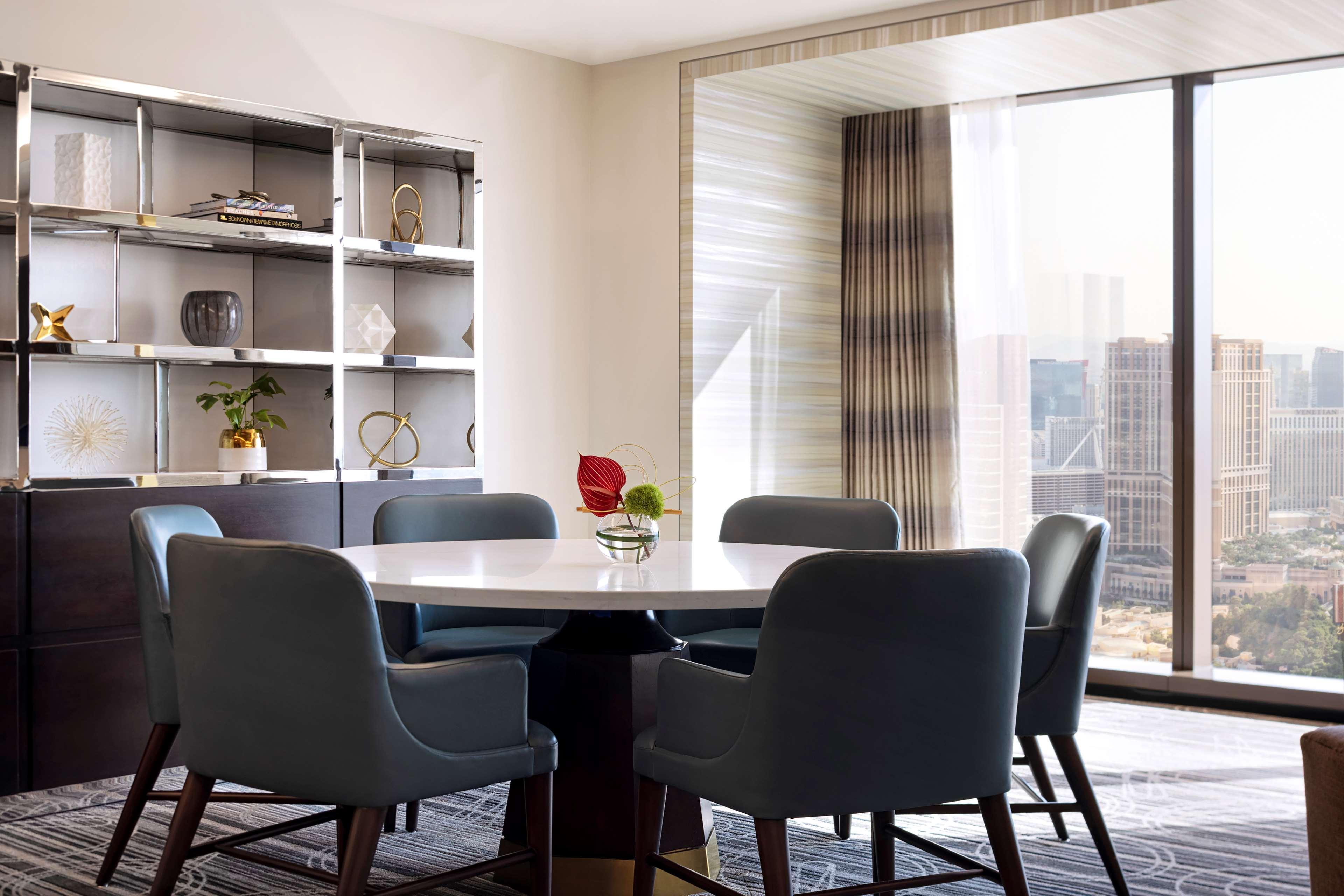 Conrad Las Vegas At Resorts World Eksteriør billede A dining room in a suite at the MGM Grand